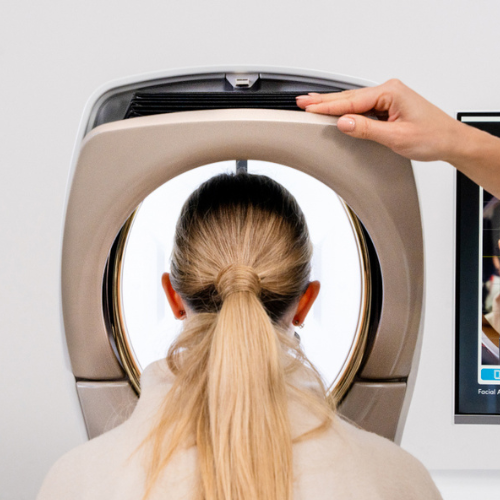 Badanie klientki w urządzeniu